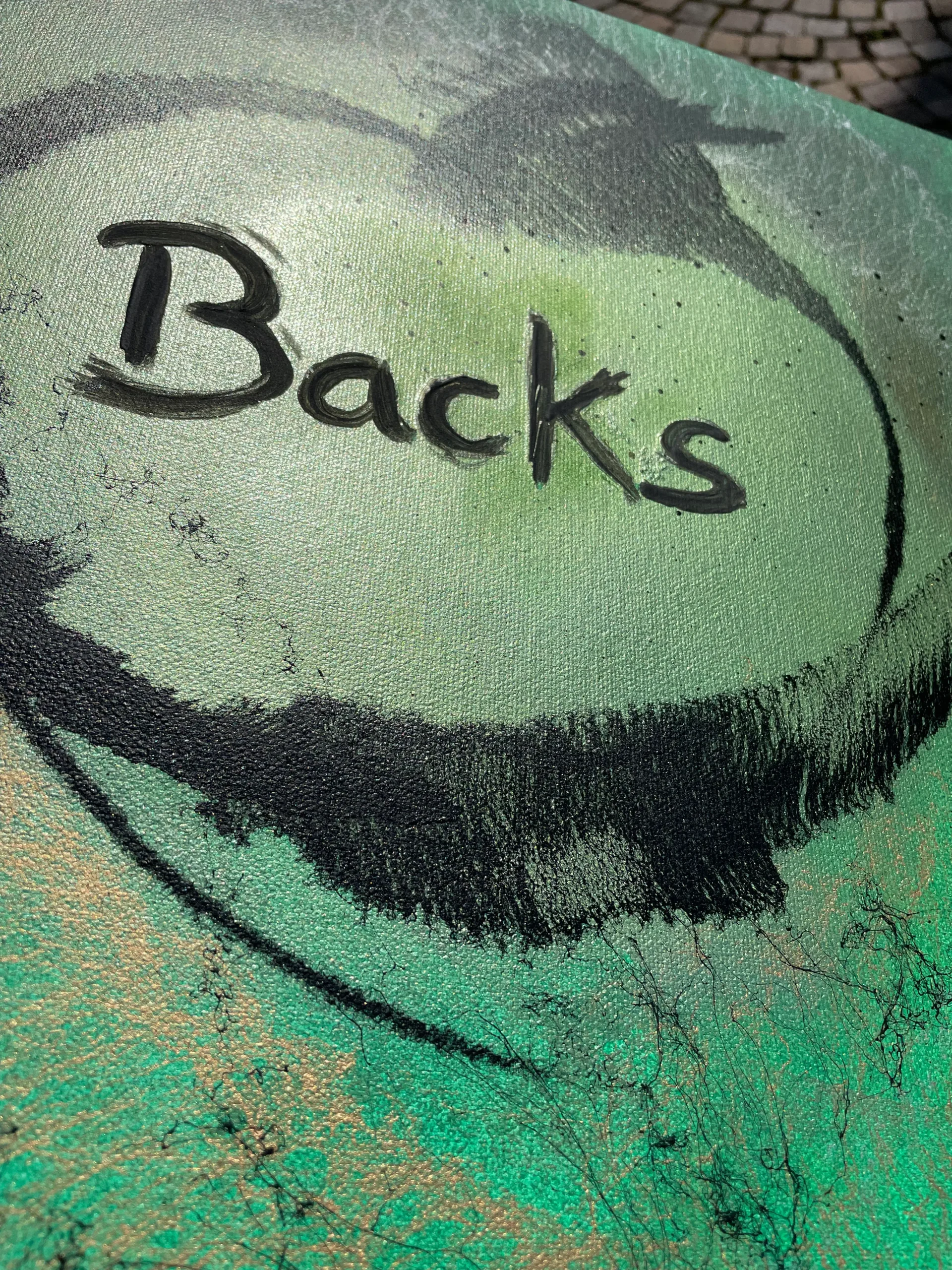 Gemälde mit Grüntönen und Schwarz. Im oberen Bereich steht "Backs"